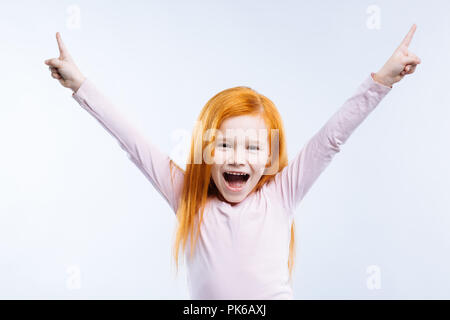 Gioiosa ragazza felice che esprime la sua emozioni positive Foto Stock