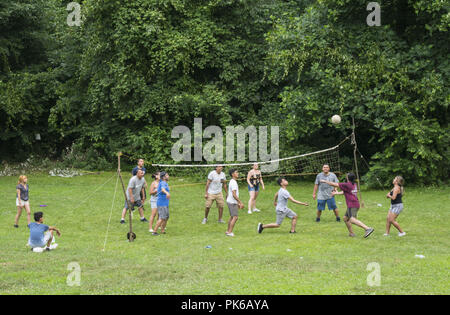 Gruppo di giovani latino americani giocare a beach volley in Prospect Park sulla la festività del 4 luglio a Brooklyn, New York. Foto Stock