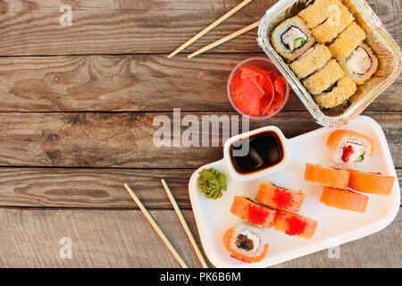 Rotoli, wasabi, la salsa di soia, lo zenzero sul tavolo. Vista dall'alto. Foto Stock