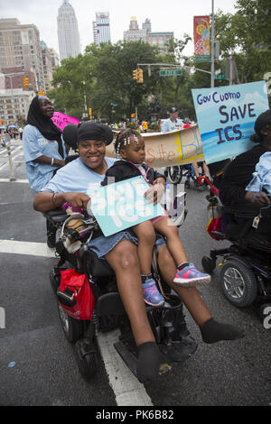 Disabilità annuale Pride Parade, 'diverse ma non meno' rotola giù Broadway di Union Square a New York City. Foto Stock
