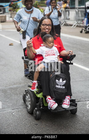 Disabilità annuale Pride Parade, 'diverse ma non meno' rotola giù Broadway di Union Square a New York City. Foto Stock