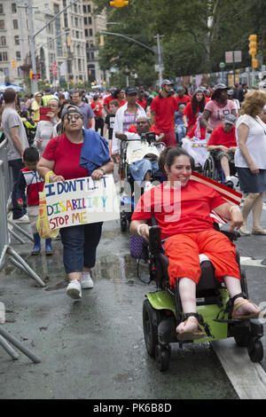 Disabilità annuale Pride Parade, 'diverse ma non meno' rotola giù Broadway di Union Square a New York City. Foto Stock