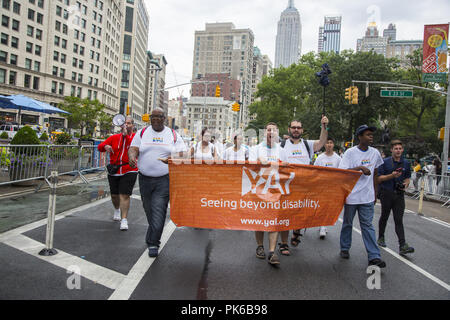 Disabilità annuale Pride Parade, 'diverse ma non meno' rotola giù Broadway di Union Square a New York City. Foto Stock