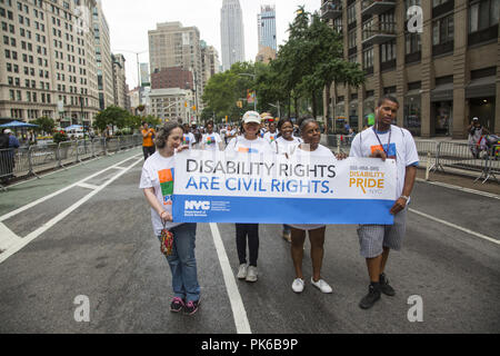 Disabilità annuale Pride Parade, 'diverse ma non meno' rotola giù Broadway di Union Square a New York City. Foto Stock