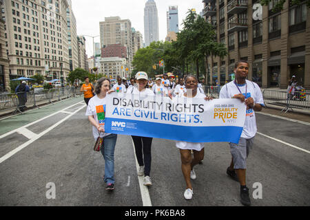 Disabilità annuale Pride Parade, 'diverse ma non meno' rotola giù Broadway di Union Square a New York City. Foto Stock