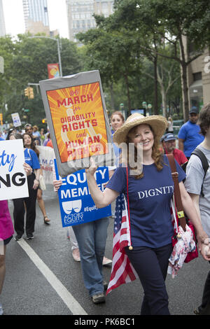 Disabilità annuale Pride Parade, 'diverse ma non meno' rotola giù Broadway di Union Square a New York City. Foto Stock