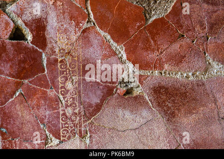 Incrinato parete dipinte di rosso affresco Pompei distrutta dall'eruzione del Vesuvio nel 79 A.C. ITALIA Foto Stock