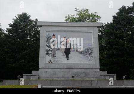 Punto di riferimento verniciato che mostra Kim Il Sung come una gioventù di uscire di casa per viaggiare in Corea del Nord, in Mangyondae Forest Park, Pyongyang, Corea del Nord Foto Stock