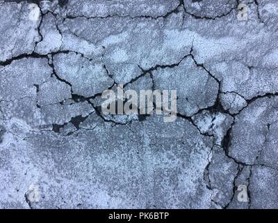 Abstract sfondo grigio con crepe e texture. Asfalto. Foto Stock