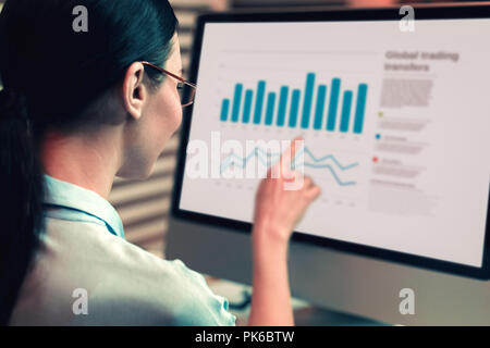 Smart donna puntando verso il diagramma Foto Stock