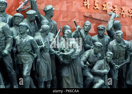 Le statue dei lavoratori, degli agricoltori e dei soldati durante la rivoluzione contro l'occupazione giapponese in collina Mansudae Grand monumento, Pyongyang, Corea del Nord Foto Stock