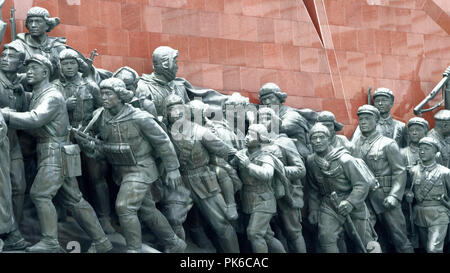 Le statue dei lavoratori, degli agricoltori e dei soldati durante la rivoluzione contro l'occupazione giapponese in collina Mansudae Grand monumento, Pyongyang, Corea del Nord Foto Stock