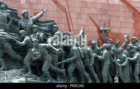 Le statue dei lavoratori, degli agricoltori e dei soldati durante la rivoluzione contro l'occupazione giapponese in collina Mansudae Grand monumento, Pyongyang, Corea del Nord Foto Stock