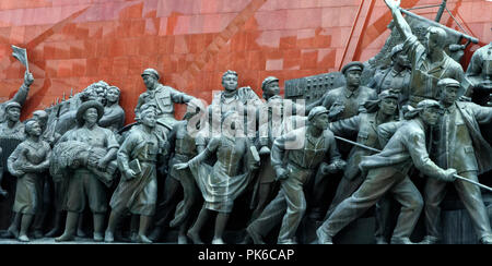 Le statue dei lavoratori, degli agricoltori e dei soldati durante la rivoluzione contro l'occupazione giapponese in collina Mansudae Grand monumento, Pyongyang, Corea del Nord Foto Stock