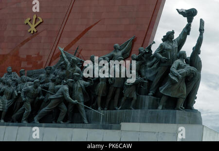 Le statue dei lavoratori, degli agricoltori e dei soldati durante la rivoluzione contro l'occupazione giapponese in collina Mansudae Grand monumento, Pyongyang, Corea del Nord Foto Stock