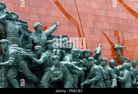 Le statue dei lavoratori, degli agricoltori e dei soldati durante la rivoluzione contro l'occupazione giapponese in collina Mansudae Grand monumento, Pyongyang, Corea del Nord Foto Stock