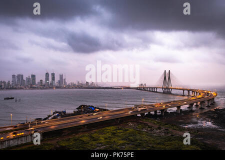 Birds Eye view di mare Link Mumbai a destra dopo il tramonto durante il monsone sotto le nuvole pesanti Foto Stock