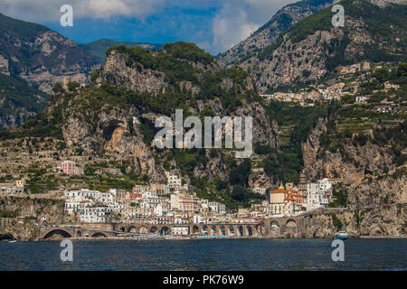 Pittoresca città di Atrani sulla costiera amalfitana, Campania, Italia Foto Stock