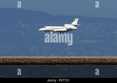 Dassault Falcon 900EX (N666TR) in atterraggio all'Aeroporto Internazionale di San Francisco (KSFO), San Francisco, California, Stati Uniti d'America Foto Stock