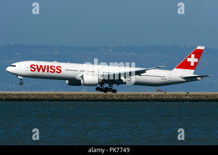 Boeing 777-3DE(ER) (HB-JNI) azionato da Swiss atterraggio all'Aeroporto Internazionale di San Francisco (KSFO), San Francisco, California, Stati Uniti d'America Foto Stock