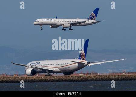 Boeing 757-224 (N17139) gestito da United Airlines in atterraggio passato 787-9 Boeing Dreamliner (N27957) gestito da United Airlines presso l'Aeroporto Internazionale di San Francisco (KSFO), San Francisco, California, Stati Uniti d'America Foto Stock