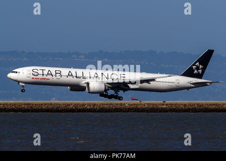 Boeing 777-337(ER) (VT-ALJ) operati da Air India con la Star Alliance in livrea atterraggio all'Aeroporto Internazionale di San Francisco (KSFO), San Francisco, California, Stati Uniti d'America Foto Stock