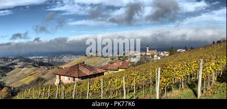 Piemonte vigneti in autunno dopo il raccolto Foto Stock