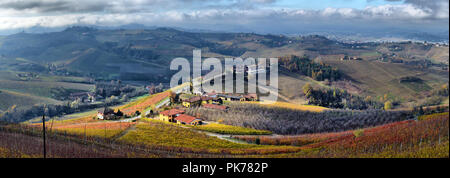 Piemonte vigneti in autunno dopo il raccolto Foto Stock