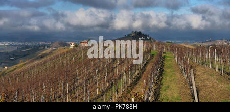 Piemonte vigneti in autunno dopo il raccolto Foto Stock