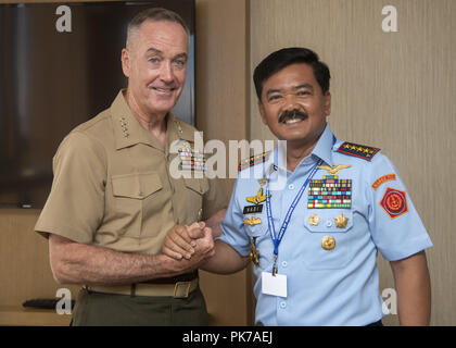 Settembre 10, 2018 - Waikiki, Hawaii, USA - Marine Corps gen. Joe Dunford, presidente del Comune di capi di Stato Maggiore, si incontra con aeronautica militare indonesiana AIR CHIEF MARSHAL Hadi Tjahjanto, Commander, indonesiano delle forze armate nazionali, durante l'Indo-Pacifico Capo della difesa conferenza in Waikiki Hawaii, Sett. 10, 2018. (DOD foto di U.S. Navy Petty Officer 1. Classe Dominique A. Pineiro) US Joint Staff via globallookpress.com (credito Immagine: © Us Joint Staff/Look russo via ZUMA filo) Foto Stock