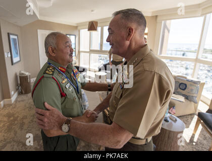 Settembre 10, 2018 - Waikiki, Hawaii, USA - Marine Corps gen. Joe Dunford, presidente del Comune di capi di Stato Maggiore, si incontra con malese esercito gen. Tan Sri Datoâ€™ Seri Panglima Hj Zulkifli bin Hj Zainal Abidin, capo delle Forze di Difesa malese Forze Armate, durante l'Indo-Pacifico Capo della difesa conferenza in Waikiki Hawaii, Sett. 10, 2018. (Credito Immagine: © Us Joint Staff/Look russo via ZUMA filo) Foto Stock