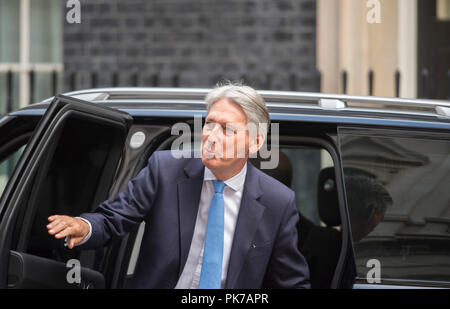 A Downing Street, Londra, Regno Unito. 11 settembre 2018. Philip Hammond, Cancelliere dello Scacchiere, arriva di nuovo a Downing Street per settimanale riunione del gabinetto. Credito: Malcolm Park/Alamy Live News. Foto Stock