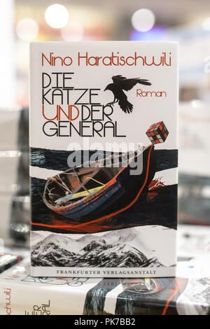 Monaco di Baviera. Undicesimo Sep, 2018. Il romanzo "Il gatto e il generale' di Nino Haratischwili è su una tabella vendite in una libreria a Marienplatz. Autore e lavoro sono l'elenco ristretto per il libro in tedesco premio. Credito: Matthias esitano di fronte/dpa/Alamy Live News Foto Stock