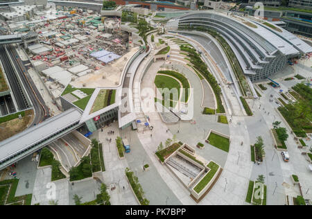 Vista aerea del West Kowloon terminus ferroviario. Il collegamento ferroviario ad alta velocità si avvia servizio il 23 settembre 2018 e collegare Hong Kong West Kowloon Station a 44 stazioni in terraferma che la collega alla Cina di 25.000km nazionali di reti ferroviarie ad alta velocità. Foto Stock