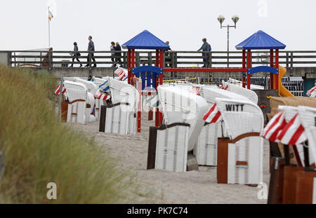 11 settembre 2018, Meclemburgo-Pomerania, Graal-Müritz: le sedie da spiaggia sul Mar Baltico beach sono vuote. Nuvole e vento e pioggia fornire IMPRESSIONI AUTUNNALI per gli escursionisti. Foto: Bernd Wüstneck/dpa Foto Stock