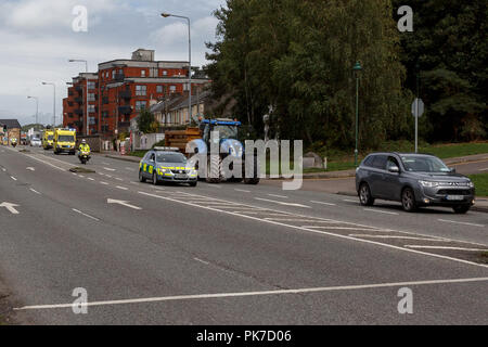 Cork, Irlanda. 11 Settembre, 2018. Bambino in condizioni critiche dopo impigliarsi reciprocamente nella finestra persiane, Cork City. Intorno 12:30 Oggi Gardai strade chiuse in tutta la città per farne due ambulanze che erano provenienti da Delaney Park station wagon di alloggiamento nella collina di Dublino. I vicini hanno detto di un piccolo bambino aveva impigliarsi nella cordicella da ciechi della finestra e si era affrettato in ospedale in condizioni critiche. I membri di un Gardai e Forensics è apparso sulla scena subito dopo le ambulanze avevano lasciato. Credito: Damian Coleman/Alamy Live News. Foto Stock