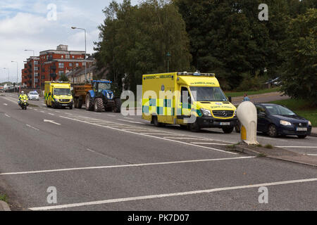 Cork, Irlanda. 11 Settembre, 2018. Bambino in condizioni critiche dopo impigliarsi reciprocamente nella finestra persiane, Cork City. Intorno 12:30 Oggi Gardai strade chiuse in tutta la città per farne due ambulanze che erano provenienti da Delaney Park station wagon di alloggiamento nella collina di Dublino. I vicini hanno detto di un piccolo bambino aveva impigliarsi nella cordicella da ciechi della finestra e si era affrettato in ospedale in condizioni critiche. I membri di un Gardai e Forensics è apparso sulla scena subito dopo le ambulanze avevano lasciato. Credito: Damian Coleman/Alamy Live News. Foto Stock