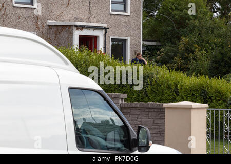 Cork, Irlanda. 11 Settembre, 2018. Bambino in condizioni critiche dopo impigliarsi reciprocamente nella finestra persiane, Cork City. Intorno 12:30 Oggi Gardai strade chiuse in tutta la città per farne due ambulanze che erano provenienti da Delaney Park station wagon di alloggiamento nella collina di Dublino. I vicini hanno detto di un piccolo bambino aveva impigliarsi nella cordicella da ciechi della finestra e si era affrettato in ospedale in condizioni critiche. I membri di un Gardai e Forensics è apparso sulla scena subito dopo le ambulanze avevano lasciato. Credito: Damian Coleman/Alamy Live News. Foto Stock