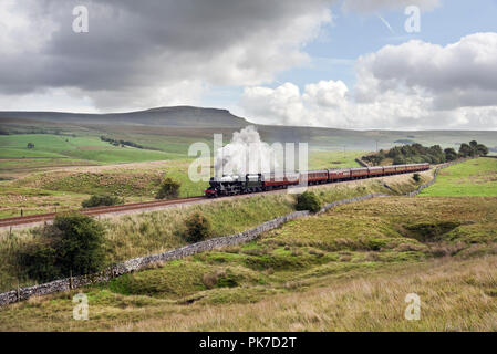 Ribblesdale, UK. 11 settembre 2018. "Le cattedrali Express' passa Pen-y-Ghent picco, Ribblesdale, nel Yorkshire Dales National Park. Il vapore speciale è trainato da un Stanier 8F locomotore costruire nel 1942. L'escursione ha avuto origine a St Albans ma è vapore trainati da Hellifield (vicino a Skipton) per Carlisle e ritorno. Credito: John Bentley/Alamy Live News Foto Stock