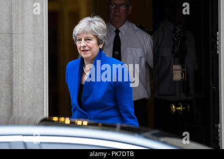 Londra, Regno Unito. 11 Settembre, 2018. Il primo ministro Theresa Maggio lascia 10 Downing Street a seguito di una riunione del gabinetto a testa per un veicolo a Emissioni Zero Vertice di Birmingham. Credito: Mark Kerrison/Alamy Live News Foto Stock