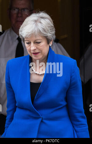 Londra, Regno Unito. 11 Settembre, 2018. Il primo ministro Theresa Maggio lascia 10 Downing Street a seguito di una riunione del gabinetto a testa per un veicolo a Emissioni Zero Vertice di Birmingham. Credito: Mark Kerrison/Alamy Live News Foto Stock