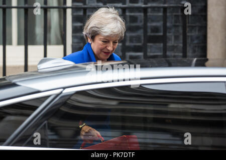 Londra, Regno Unito. 11 Settembre, 2018. Il primo ministro Theresa Maggio lascia 10 Downing Street a seguito di una riunione del gabinetto a testa per un veicolo a Emissioni Zero Vertice di Birmingham. Credito: Mark Kerrison/Alamy Live News Foto Stock