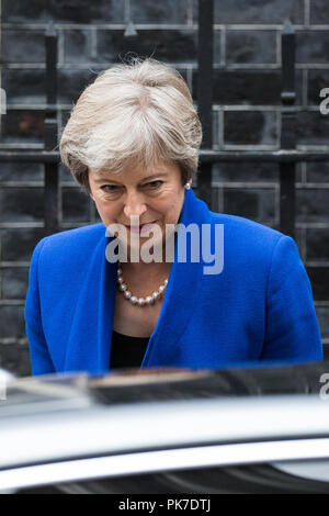 Londra, Regno Unito. 11 Settembre, 2018. Il primo ministro Theresa Maggio lascia 10 Downing Street a seguito di una riunione del gabinetto a testa per un veicolo a Emissioni Zero Vertice di Birmingham. Credito: Mark Kerrison/Alamy Live News Foto Stock