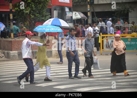 Dacca. Undicesimo Sep, 2018. Un volontario che aiuta la polizia per riportare ordine su strade a Dhaka, nel Bangladesh sul Sett. 11, 2018. Dopo l'ultimo mese di proteste senza precedenti con gli studenti chiedono una maggiore sicurezza stradale, la polizia in Bangladesh capitale Dhaka con il supporto di volontari ha recentemente lanciato un mese di traffico lungo programma di sensibilizzazione per infondere la disciplina degli automobilisti e pedoni. Credito: Xinhua/Alamy Live News Foto Stock