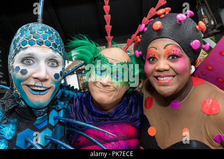 Cirque du Soleil OVO cast membri pongono durante una chiamata foto in Nottingham davanti a loro le prestazioni di Motorpoint Arena, 11 settembre 2018. Foto Stock