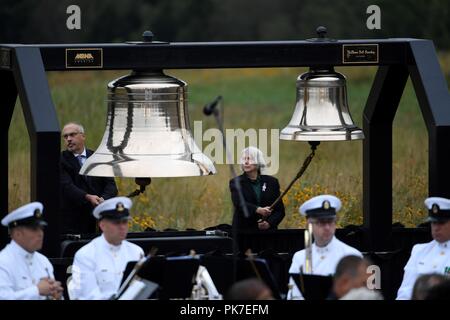 Shanksville, STATI UNITI D'AMERICA. Undicesimo Sep, 2018. Persone suonare le campane per commemorare le vittime del volo 93, la marcatura del xvii anniversario della sett. 11 attacchi, al volo 93 National Memorial, a Shanksville, Pennsylvania, Stati Uniti, 11 settembre 2018. Credito: Yang Chenglin/Xinhua/Alamy Live News Foto Stock