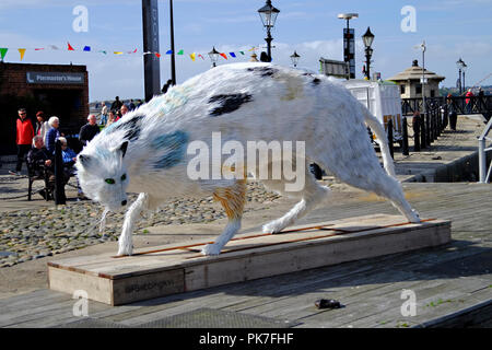 LIVERPOOL, Regno Unito. 11 settembre 2018. I visitatori di Liverpool Albert Dock potrete crogiolarvi al sole vicino al 'Ship's Cat' a quindici piedi-lunga installazione d arte da Liverpool artista fede Bebbington, chi crea costruiti a mano, dynamic figurativo di sculture di animali, l'utilizzo di materiale riciclato i materiali di scarto. Ispirato dal leggendario marittimi felino come Ms Chibley, che circumnavigare il globo come direttore di controllo di roditore officer sul tall ship Picton Castle. Premos/Alamy Live News Foto Stock