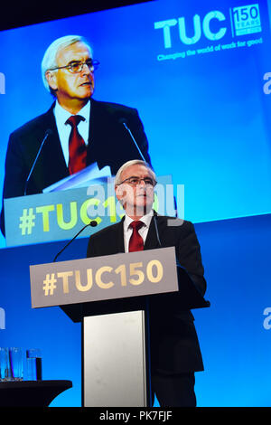 Manchester, Regno Unito. Xi Settembre 2018. L'Rt Hon John McDonnell, Cancelliere ombra risolve il TUC Conferenza annuale a Manchester, impostando le fatiche dei piani per un futuro governo Credito: Della Batchelor/Alamy Live News Foto Stock