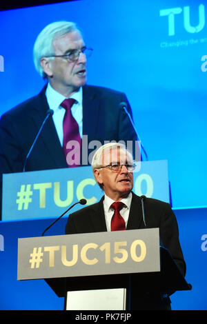 Manchester, Regno Unito. Xi Settembre 2018. L'Rt Hon John McDonnell, Cancelliere ombra risolve il TUC Conferenza annuale a Manchester, impostazione Laborsâ€™ i piani per un futuro governo Credito: Della Batchelor/Alamy Live News Foto Stock