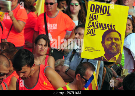 Barcellona, in Catalogna, Spagna. Undicesimo Sep, 2018. Un poster per chiedere la libertà di Oriol Junqueras, ex Vice Presidente del Governo della Catalogna visto durante la celebrazione.la celebrazione della Giornata Nazionale della Catalogna dove l'indipendenza e la liberazione dei politici e dei prigionieri in esilio è stato rivendicato. Credito: Ramon Costa/SOPA Immagini/ZUMA filo/Alamy Live News Foto Stock